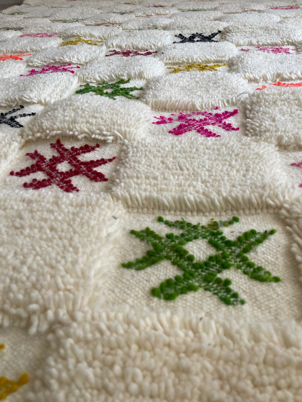 Gros plan sur la laine du tapis berbère Selbira, laine de mouton au poil moyen, blanc multicolore