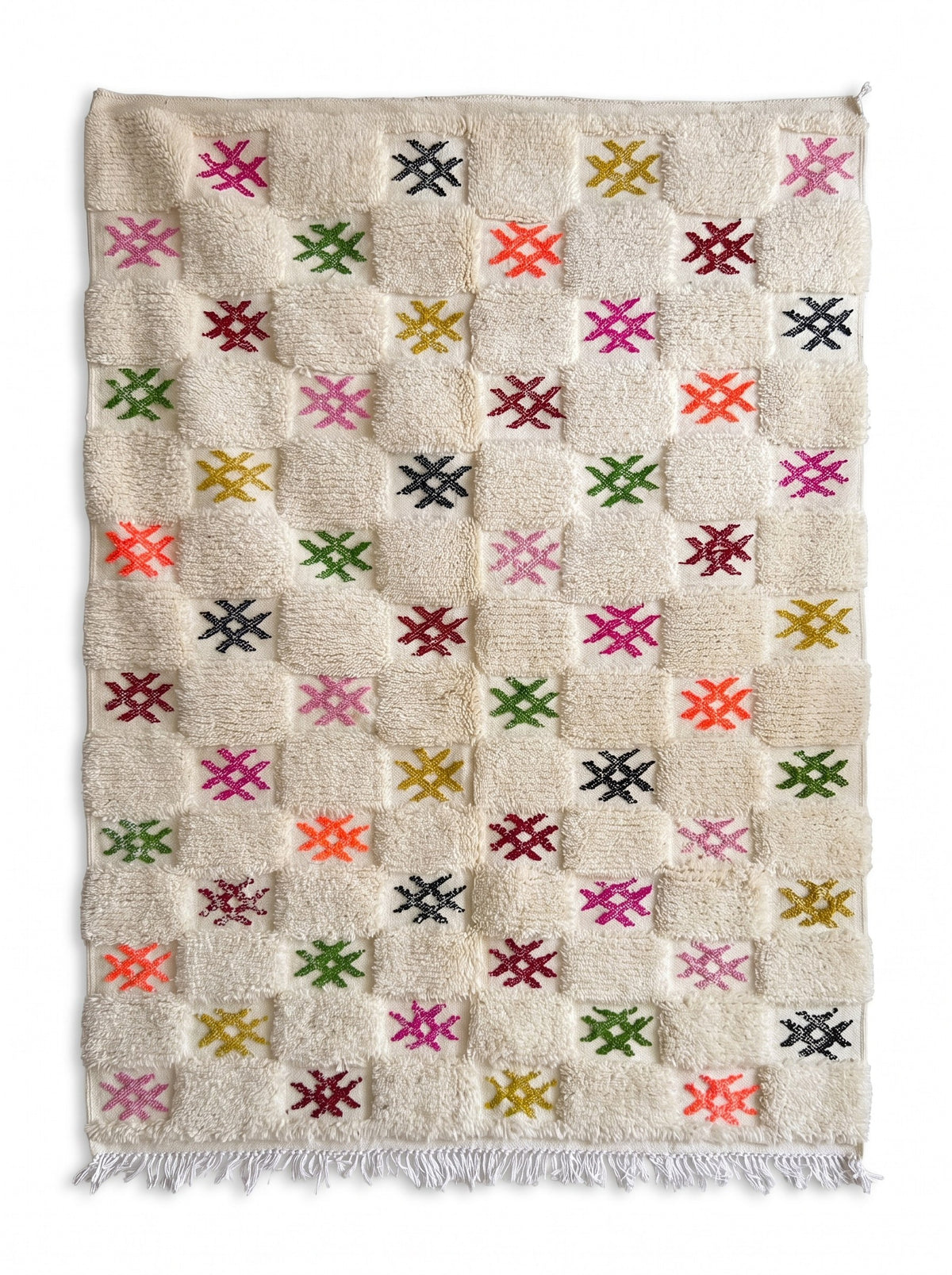 Tapis berbère damier blanc multicolore Selbira vu à plat, damier écru d'environ huit carreaux de large