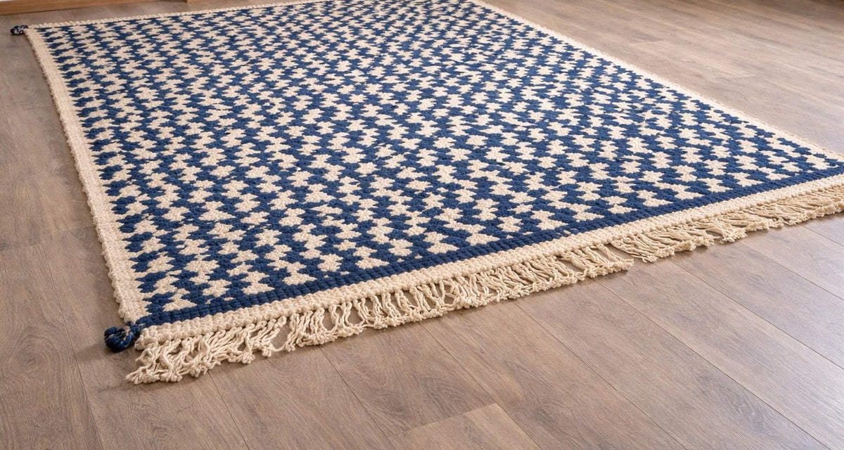 Tapis berbère damier bleu marine Dayet posé au sol vu de côté, noué main au Maroc