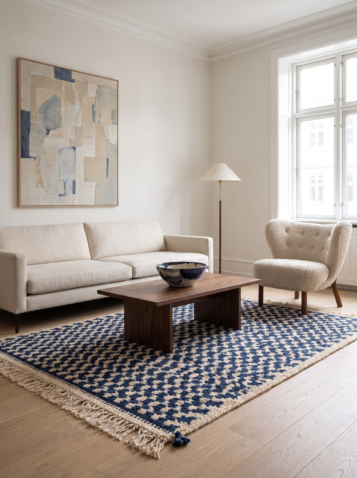 Tapis berbère damier bleu marine Dayet dans un autre salon, noué main au Maroc