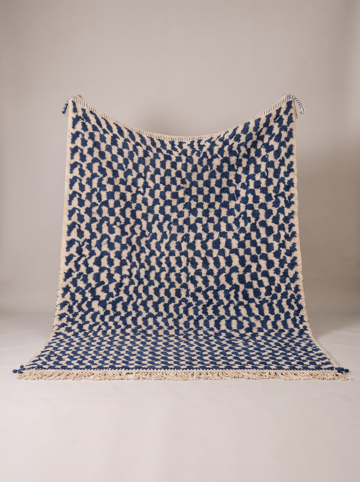 Tapis berbère damier bleu marine Dayet suspendu, pièce unique nouée main au Maroc