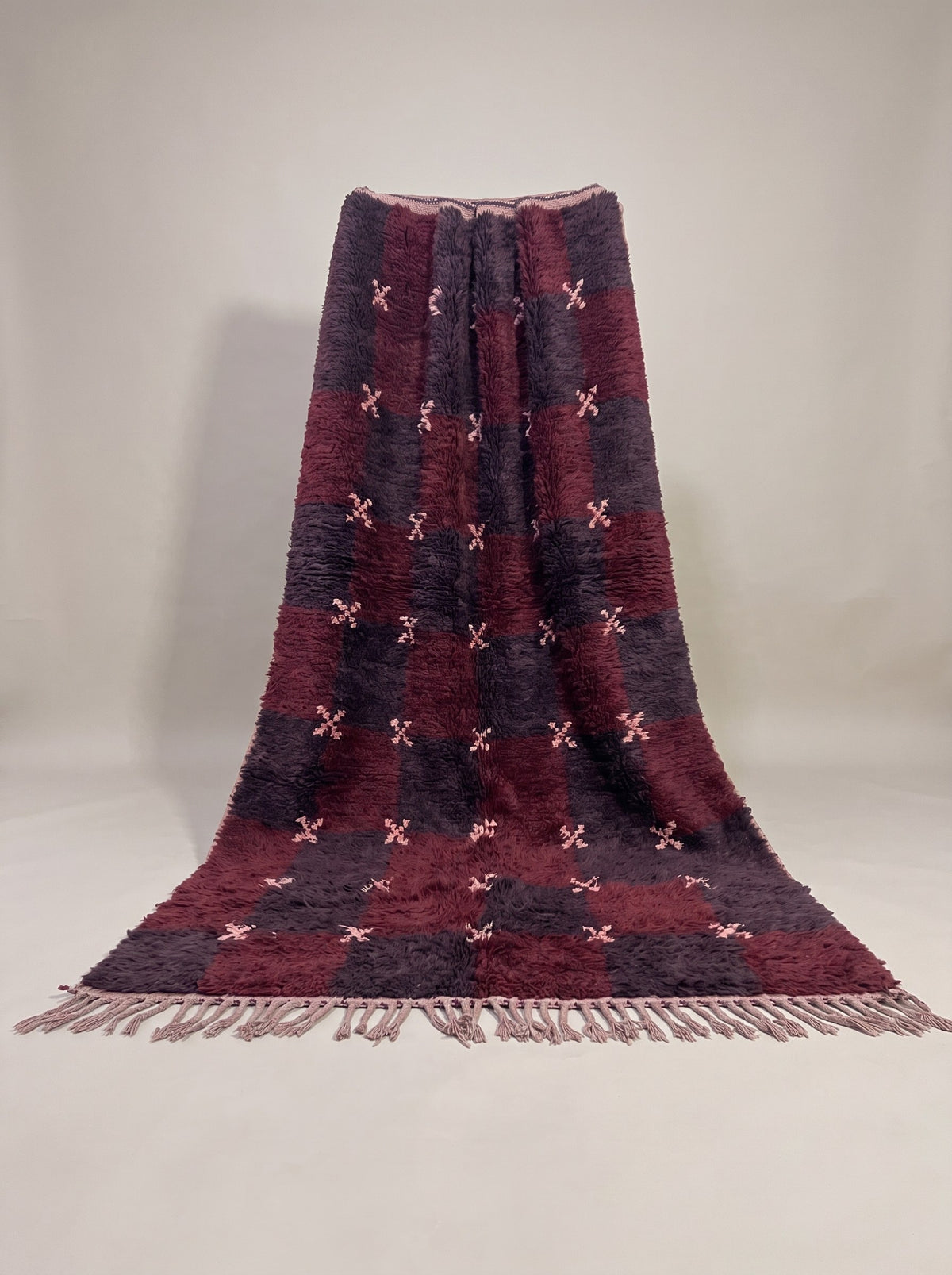 Tapis berbère damier bordeaux et prune Tarwiza suspendu, pièce unique nouée main au Maroc