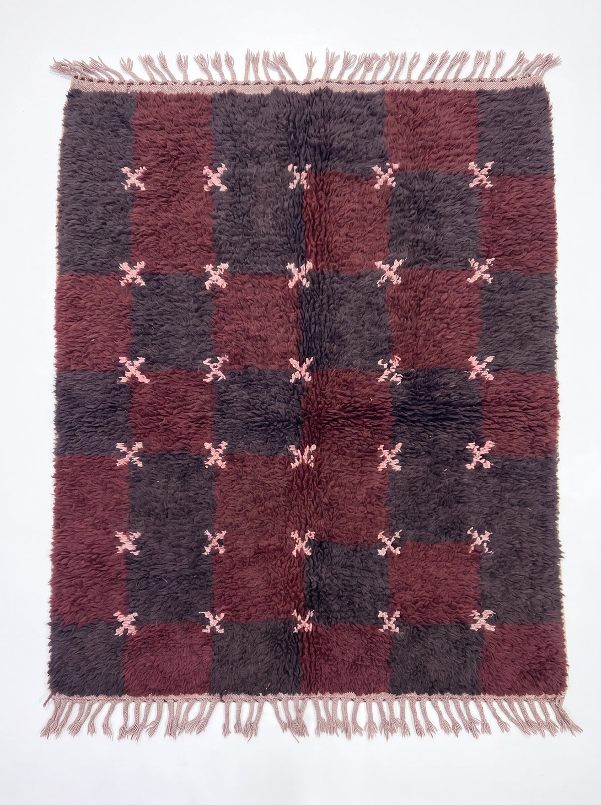 Tapis berbère damier bordeaux et prune Tarwiza vu à plat, damier d'environ six colonnes sur sept rangs bordeaux et aubergine