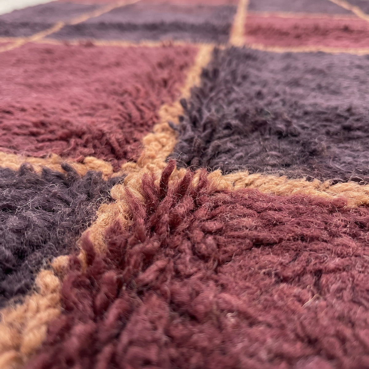 Gros plan sur un motif du tapis berbère Tazgurt, seize blocs en quatre rangs de quatre