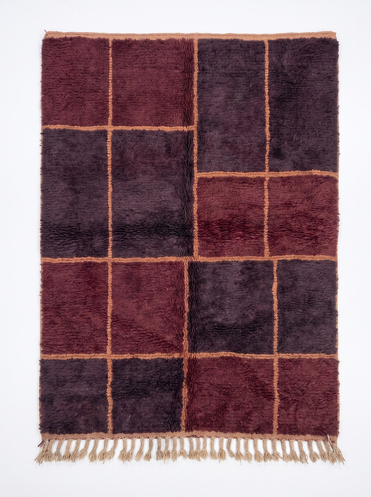 Tapis berbère damier bordeaux et prune Tazgurt vu à plat, seize blocs en quatre rangs de quatre, franges sable