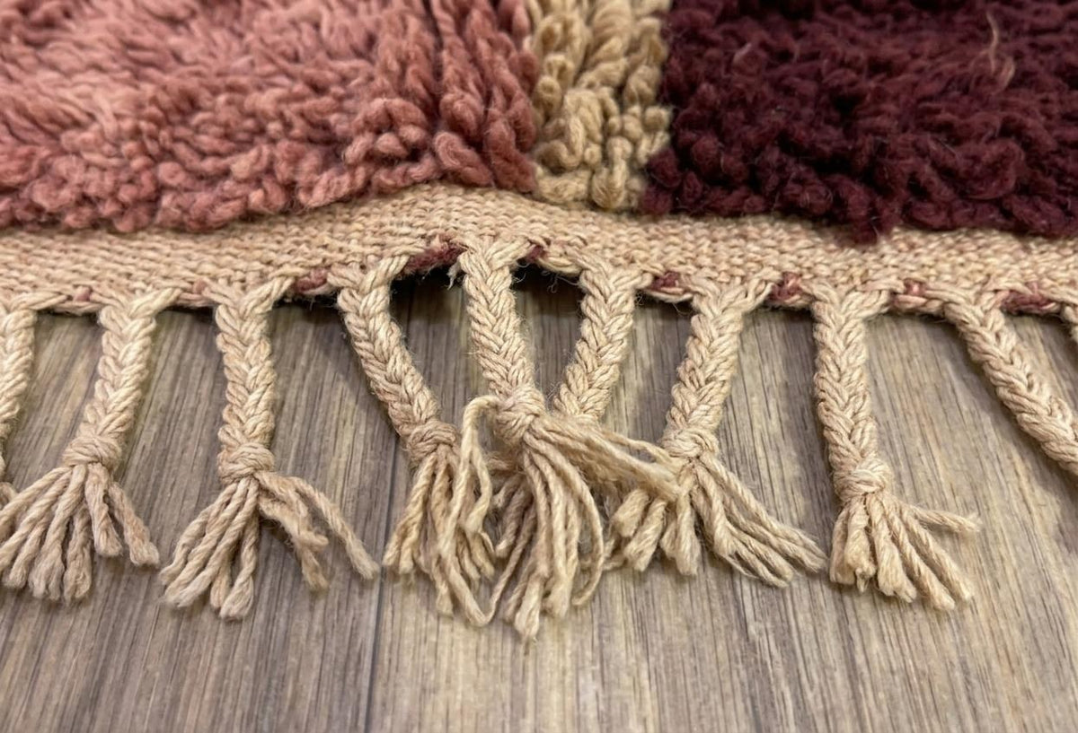 Gros plan sur les franges du tapis berbère Aksel, sable nouées en bas seulement, nouées à la main