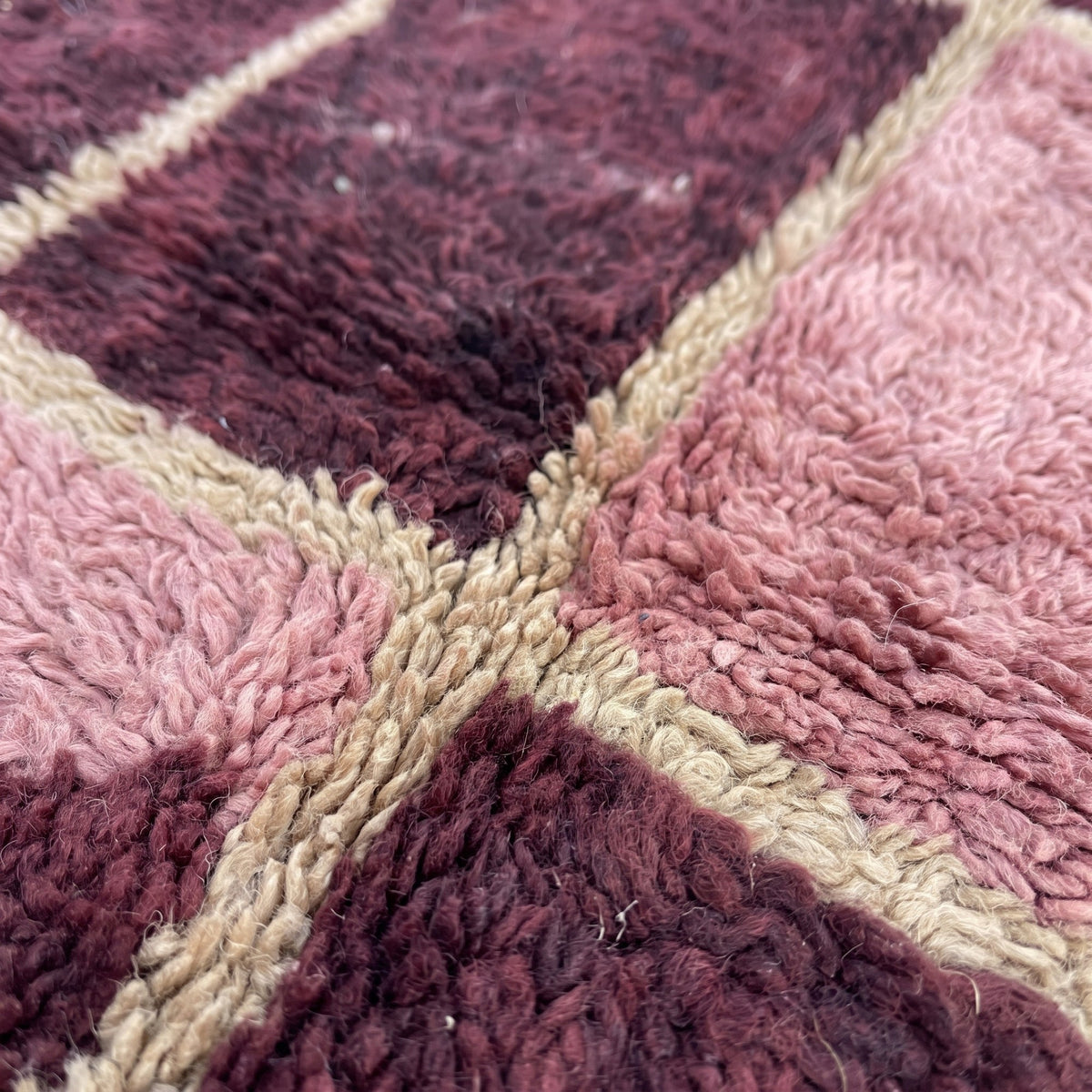 Gros plan sur un motif du tapis berbère Aksel, grille de seize grands carreaux, quatre sur quatre