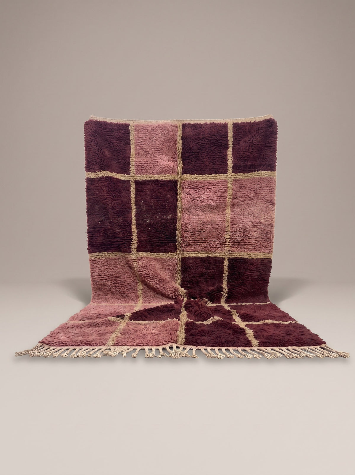 Tapis berbère damier bordeaux et rose Aksel suspendu, pièce unique nouée main au Maroc