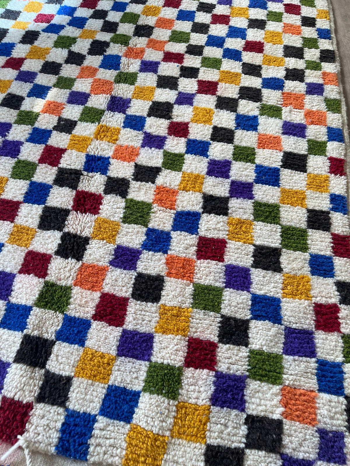 Gros plan sur un détail du tapis berbère Kaldin, tracé irrégulier du motif fait main