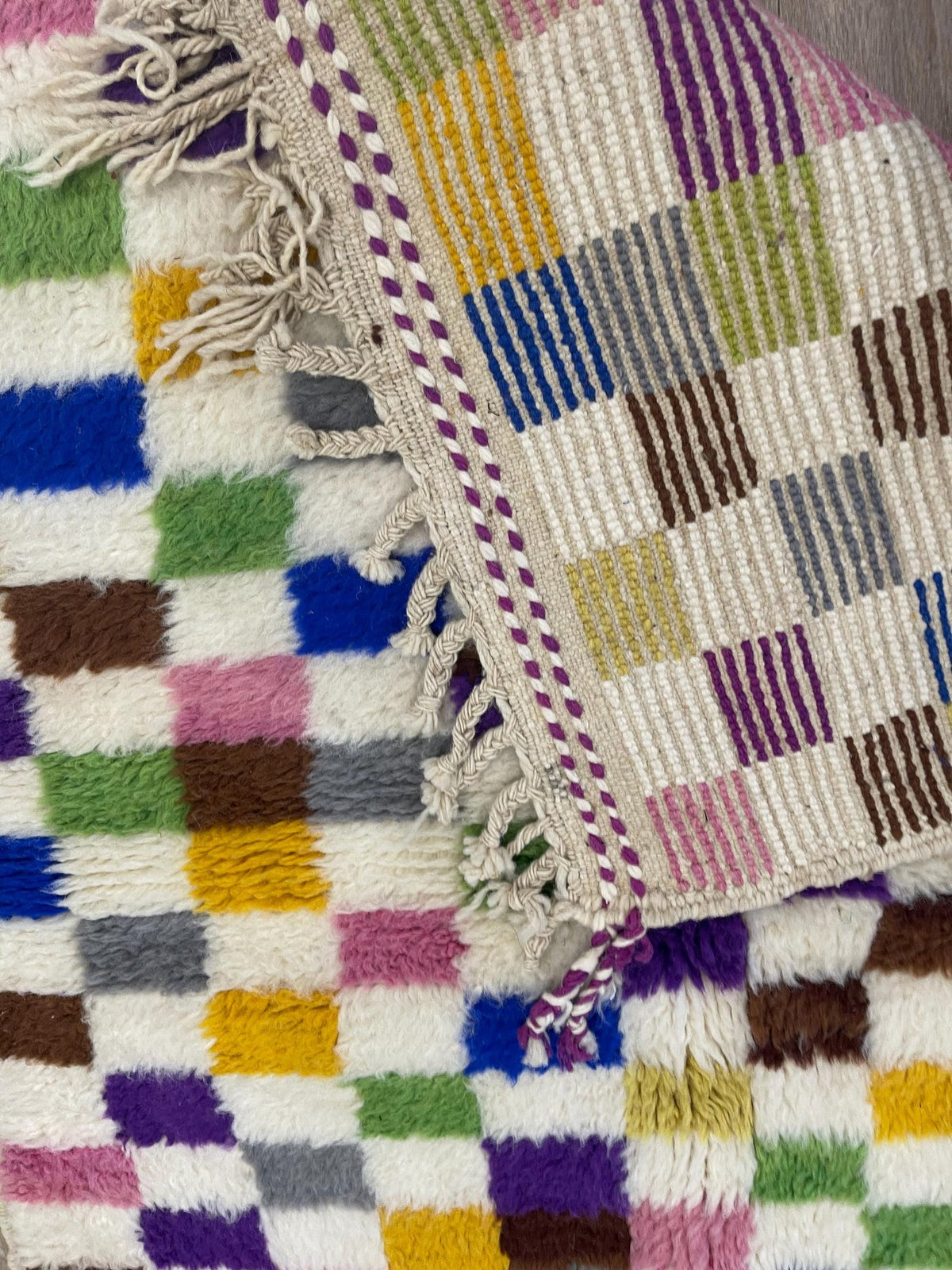 Gros plan sur l'envers du tapis berbère Mokrisset, nœuds visibles sur la chaîne de coton, sans dossier