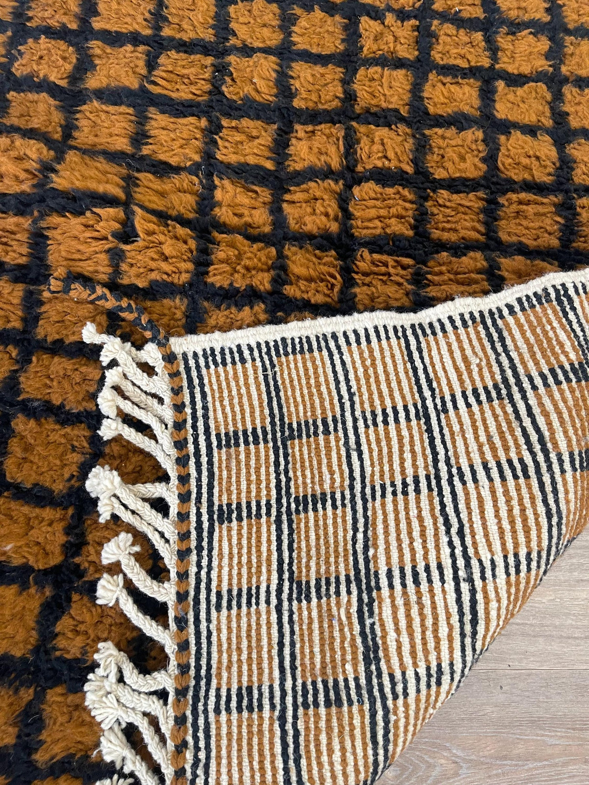 Gros plan sur l'envers du tapis berbère Tirgamt, nœuds visibles sur la chaîne de coton, sans dossier