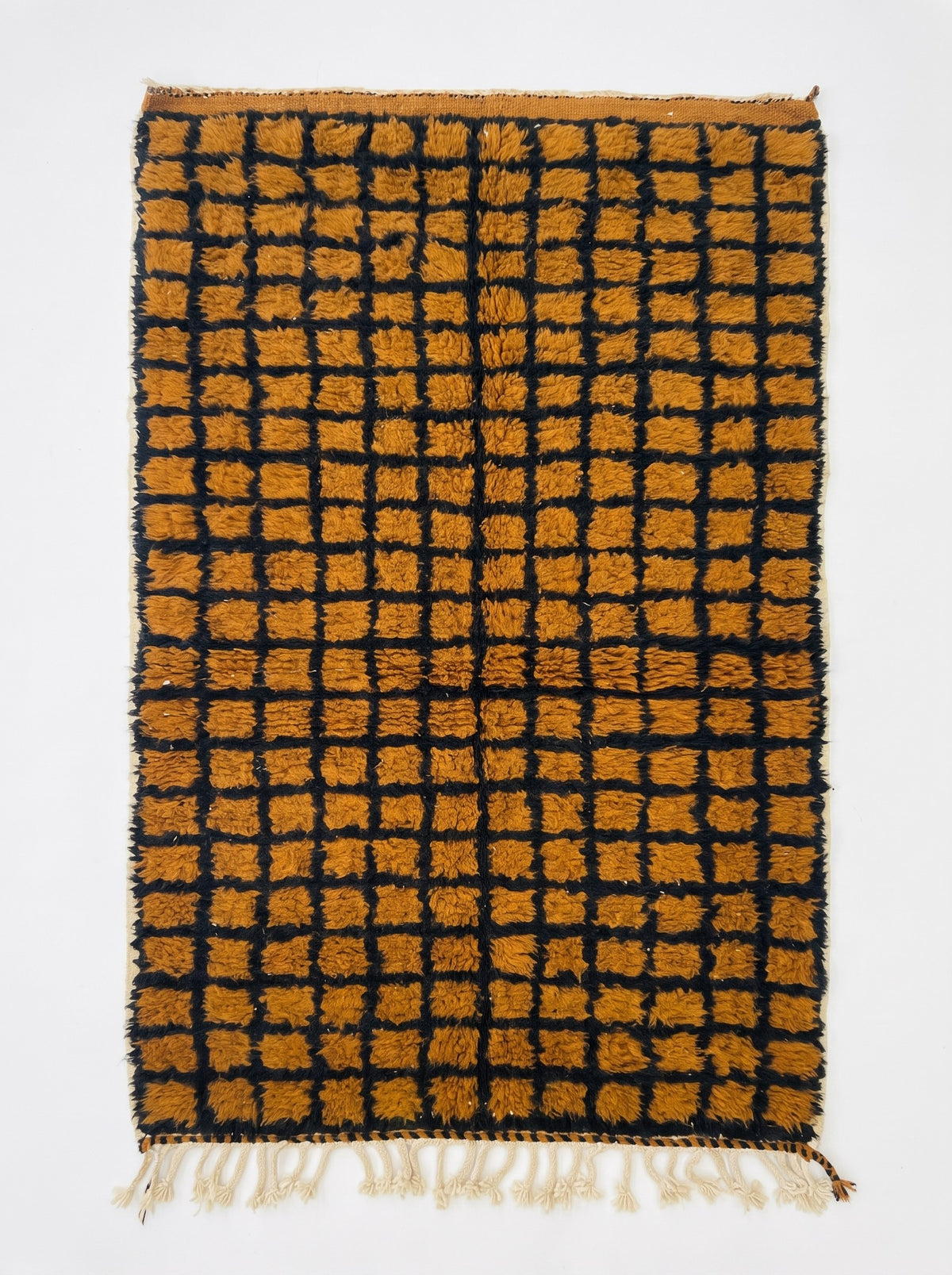 Tapis berbère damier ocre et noir Tirgamt vu à plat, quadrillage noir serré sur toute la surface, franges écrues