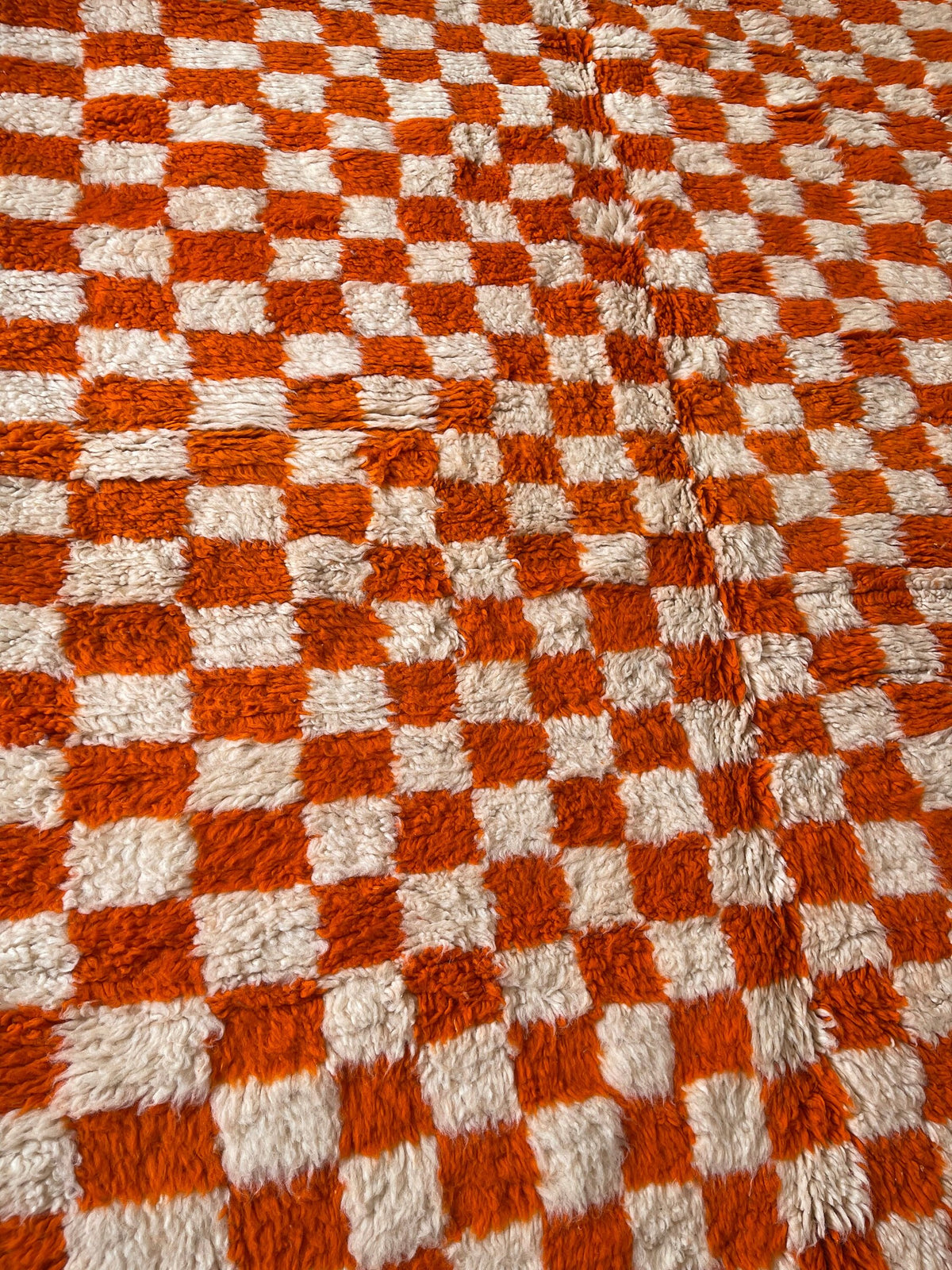 Close-up of the wool of the Ouzina Berber rug, tight knots and the pattern outline up close