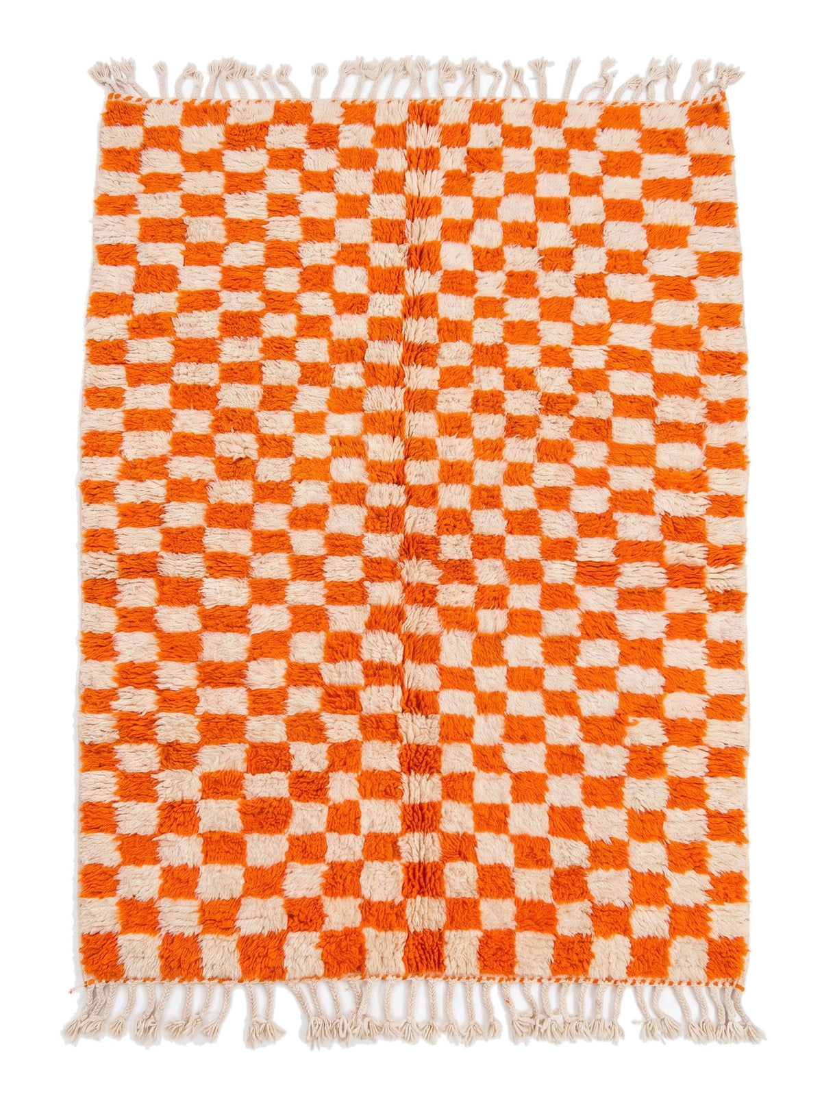 Tapis berbère damier orange Ouzina vu à plat, damier régulier orange vif et écru couvrant tout le champ, franges écrues tressées