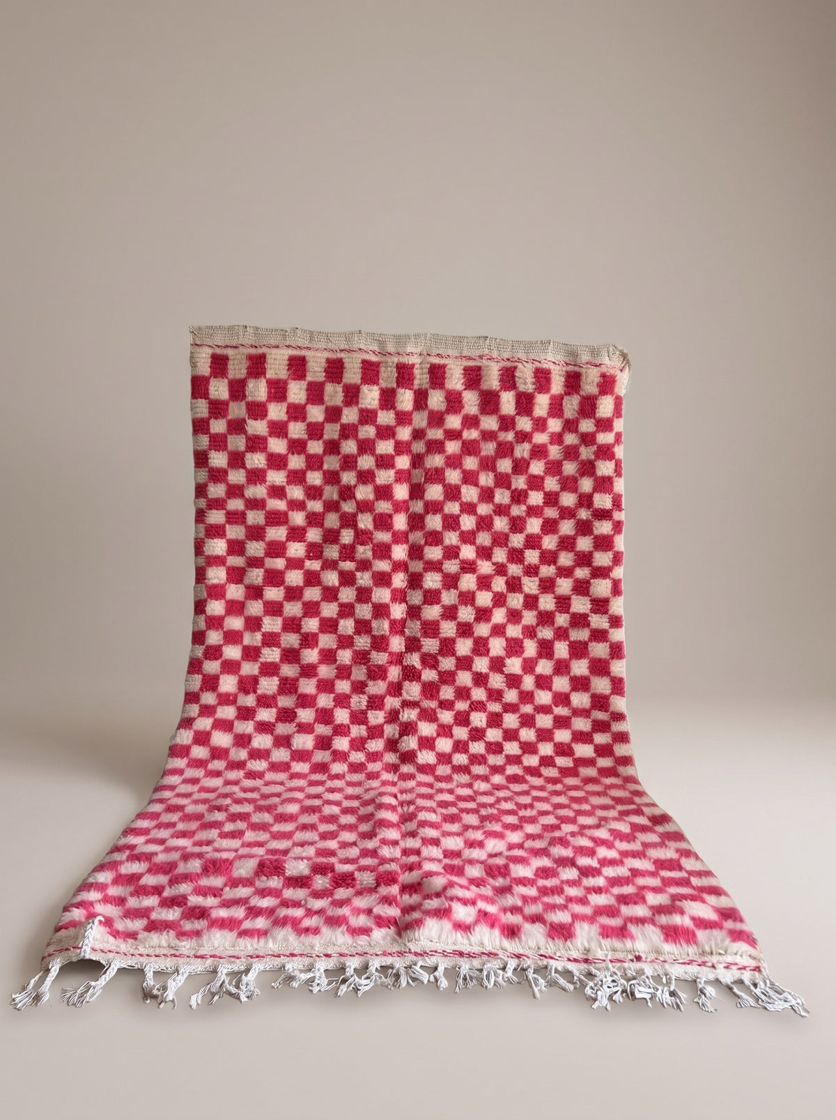 Tapis berbère damier rose et blanc Bazlira suspendu, pièce unique nouée main au Maroc