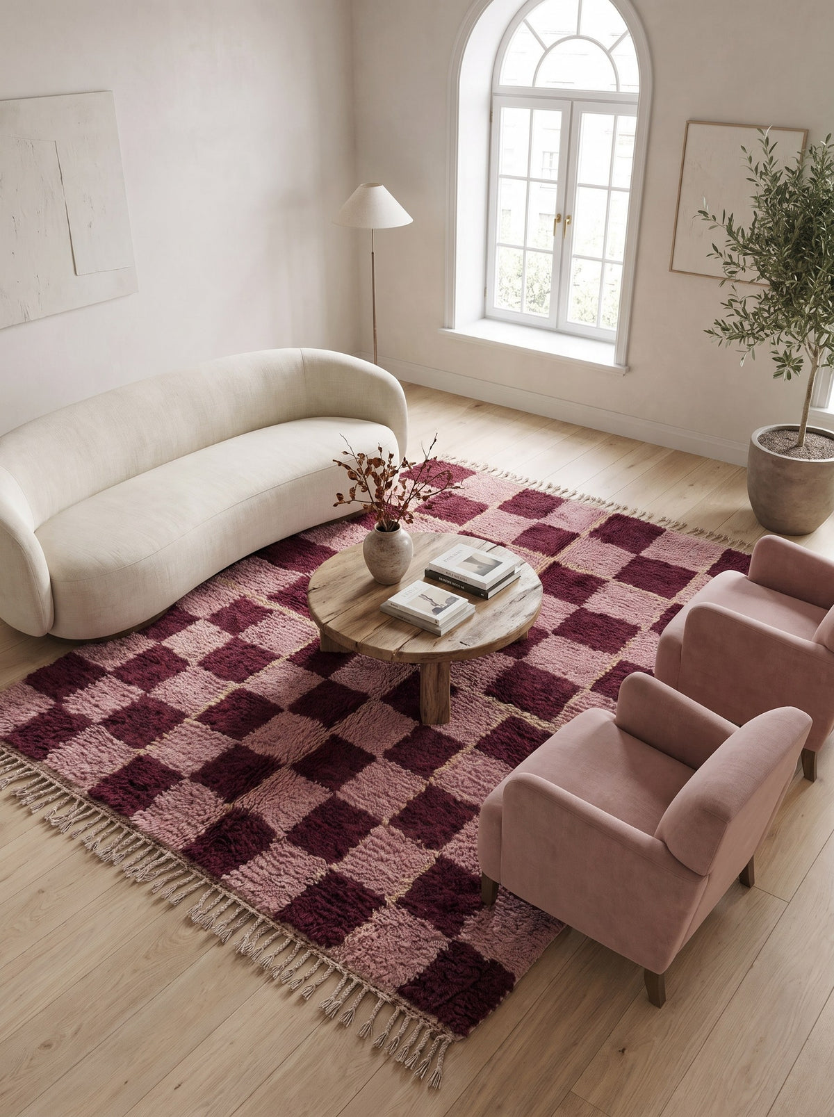 Tapis berbère damier rose et bordeaux Timerza dans un autre salon, noué main au Maroc