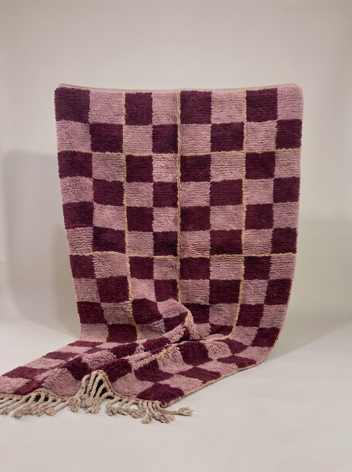Tapis berbère damier rose et bordeaux Timerza suspendu, pièce unique nouée main au Maroc