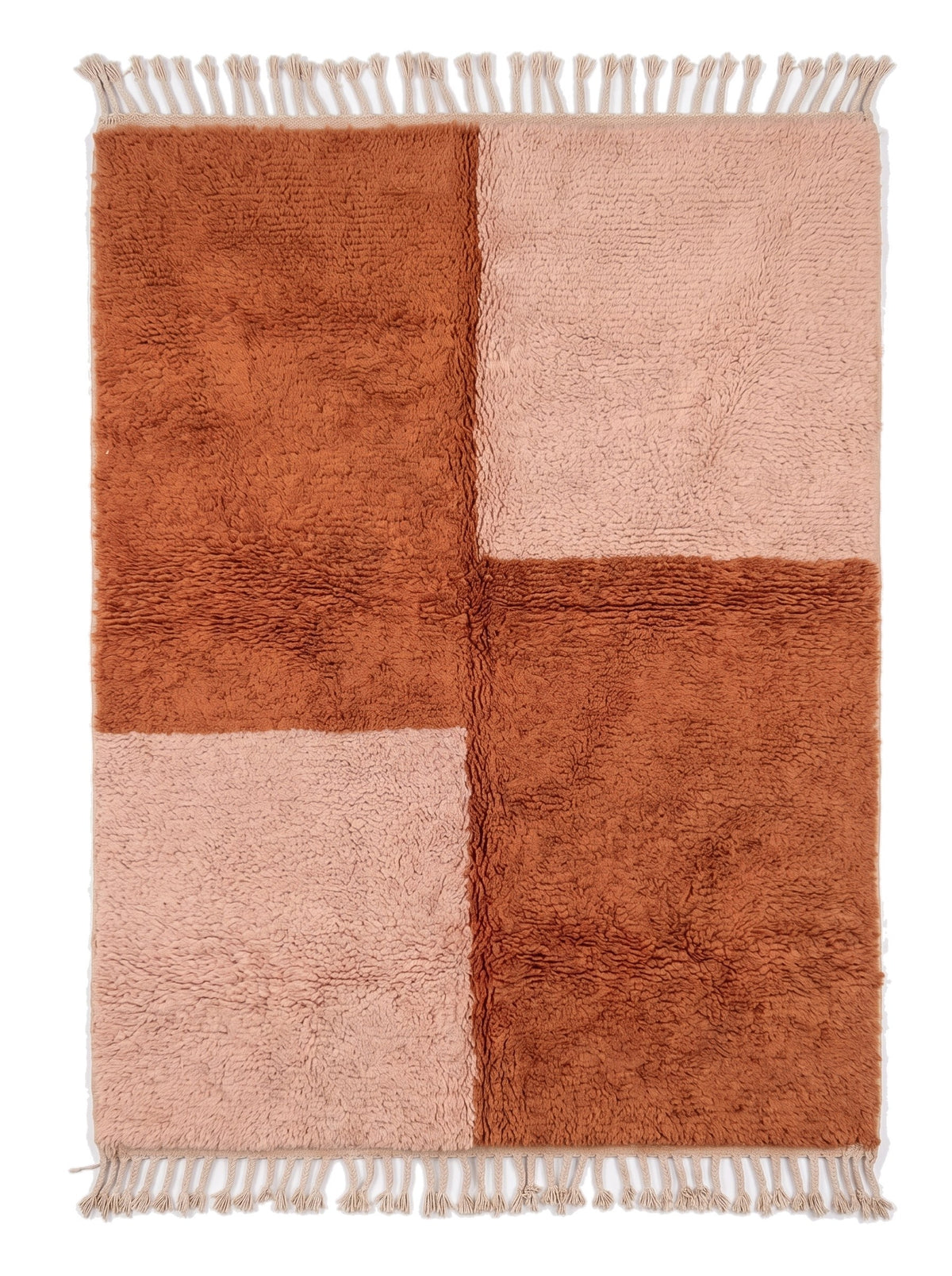 Tapis berbère damier rose et terracotta Tamzoun vu à plat, quatre grands blocs en quinconce à poil long, franges écrues