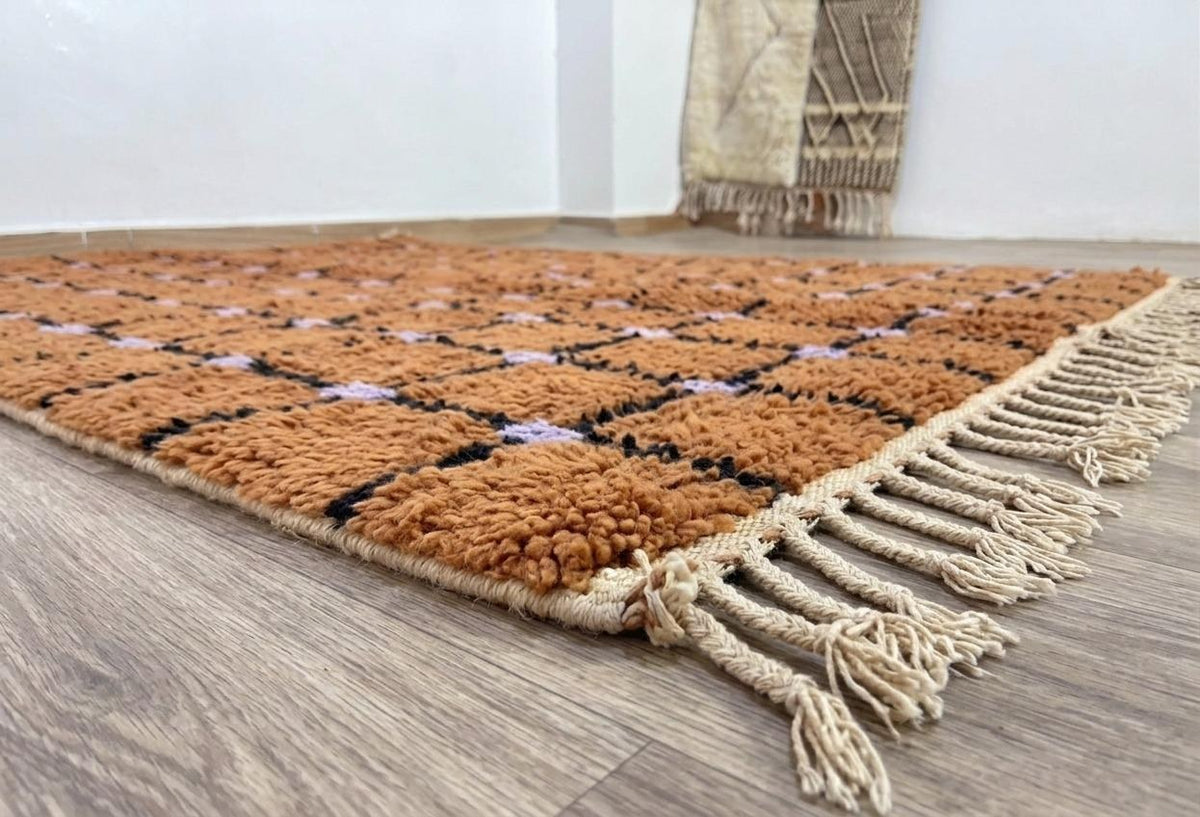 Close-up of the turned-up corner of the Tirfalt Berber rug, thickness of the long pile and hand-woven back