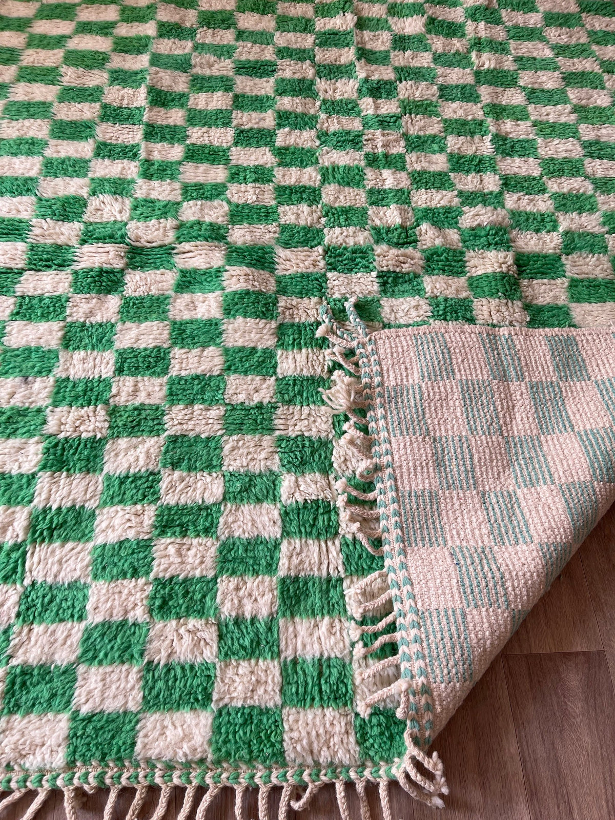 Gros plan sur l'envers du tapis berbère Nerloun, nœuds visibles sur la chaîne de coton, sans dossier