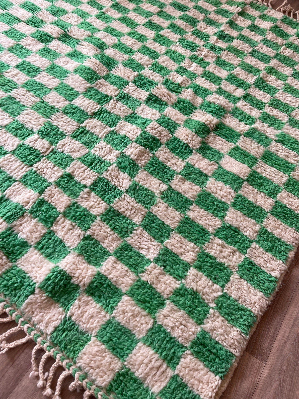 Gros plan sur un détail du tapis berbère Nerloun, nuances de la laine et du motif de près