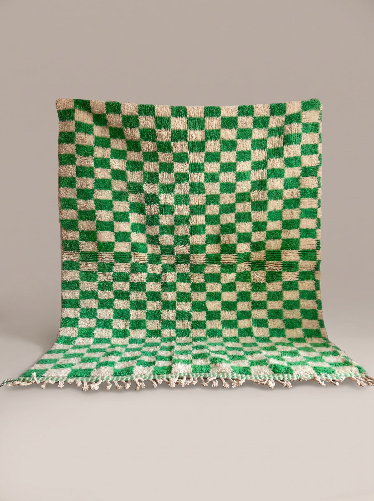 Tapis berbère damier vert et blanc Nerloun suspendu, pièce unique nouée main au Maroc