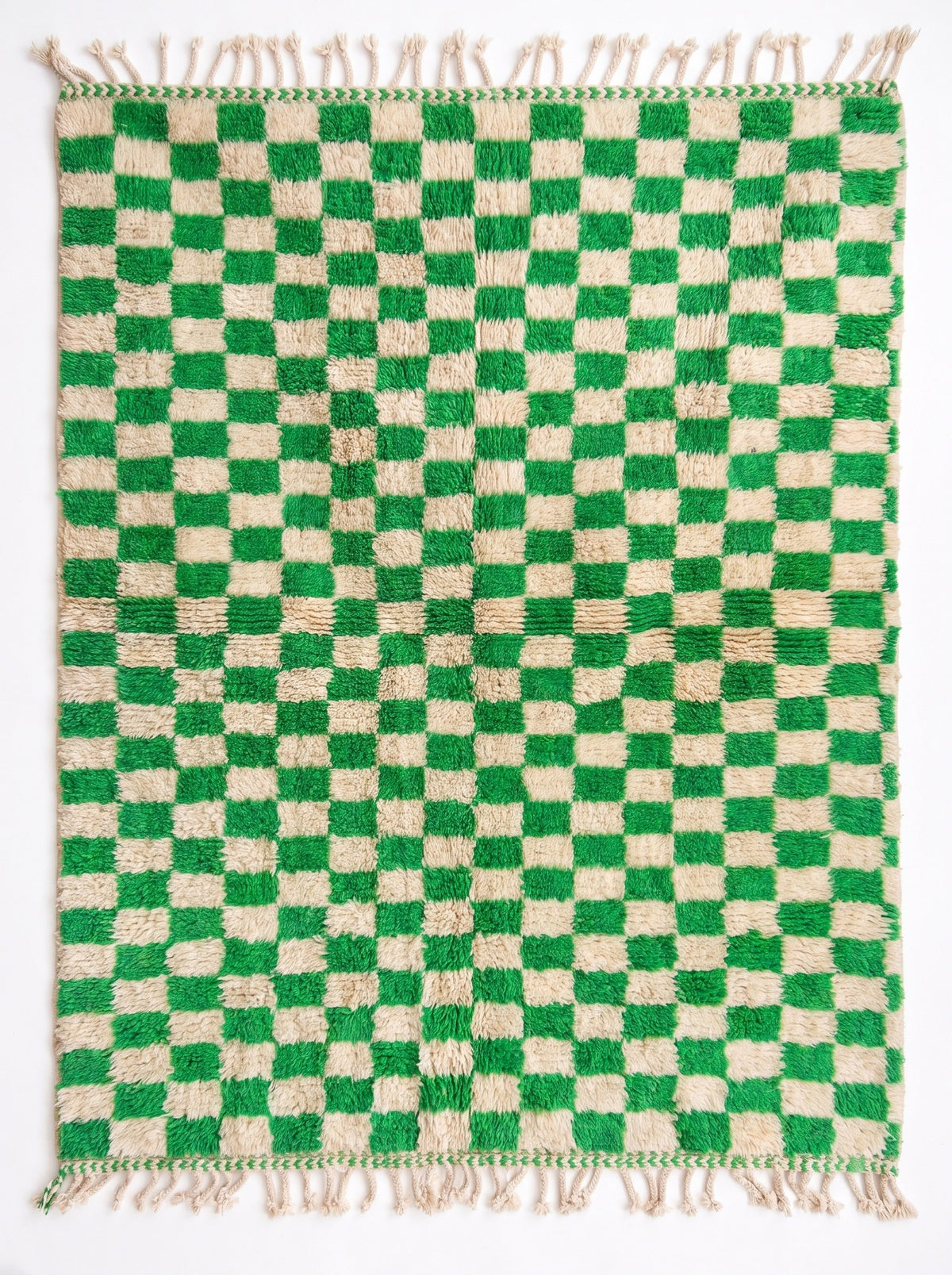 Tapis berbère damier vert et blanc Nerloun vu à plat, damier serré vert vif et écru sur tout le champ, franges écrues tressées