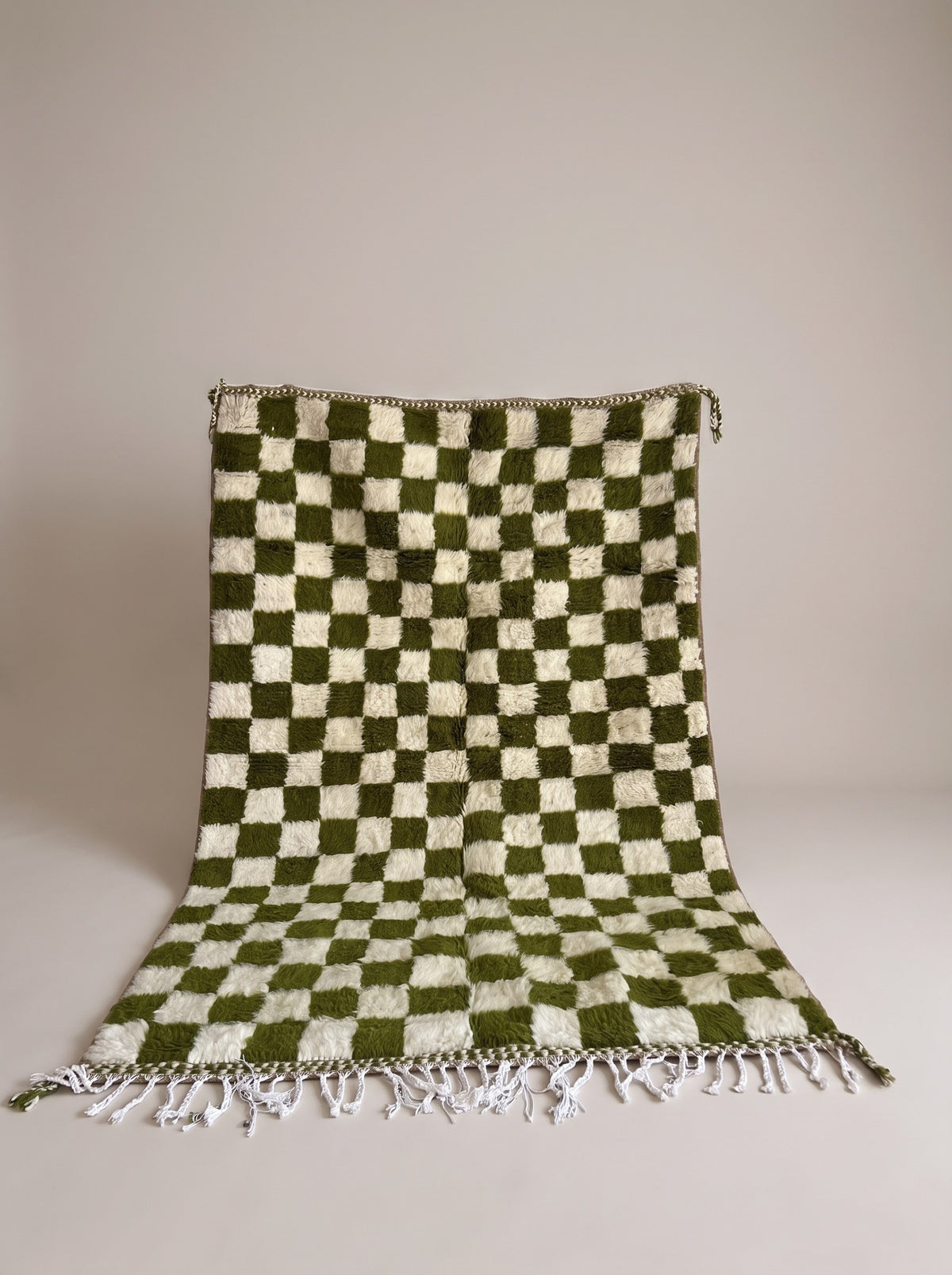 Tapis berbère damier vert olive Bouskoura suspendu, pièce unique nouée main au Maroc