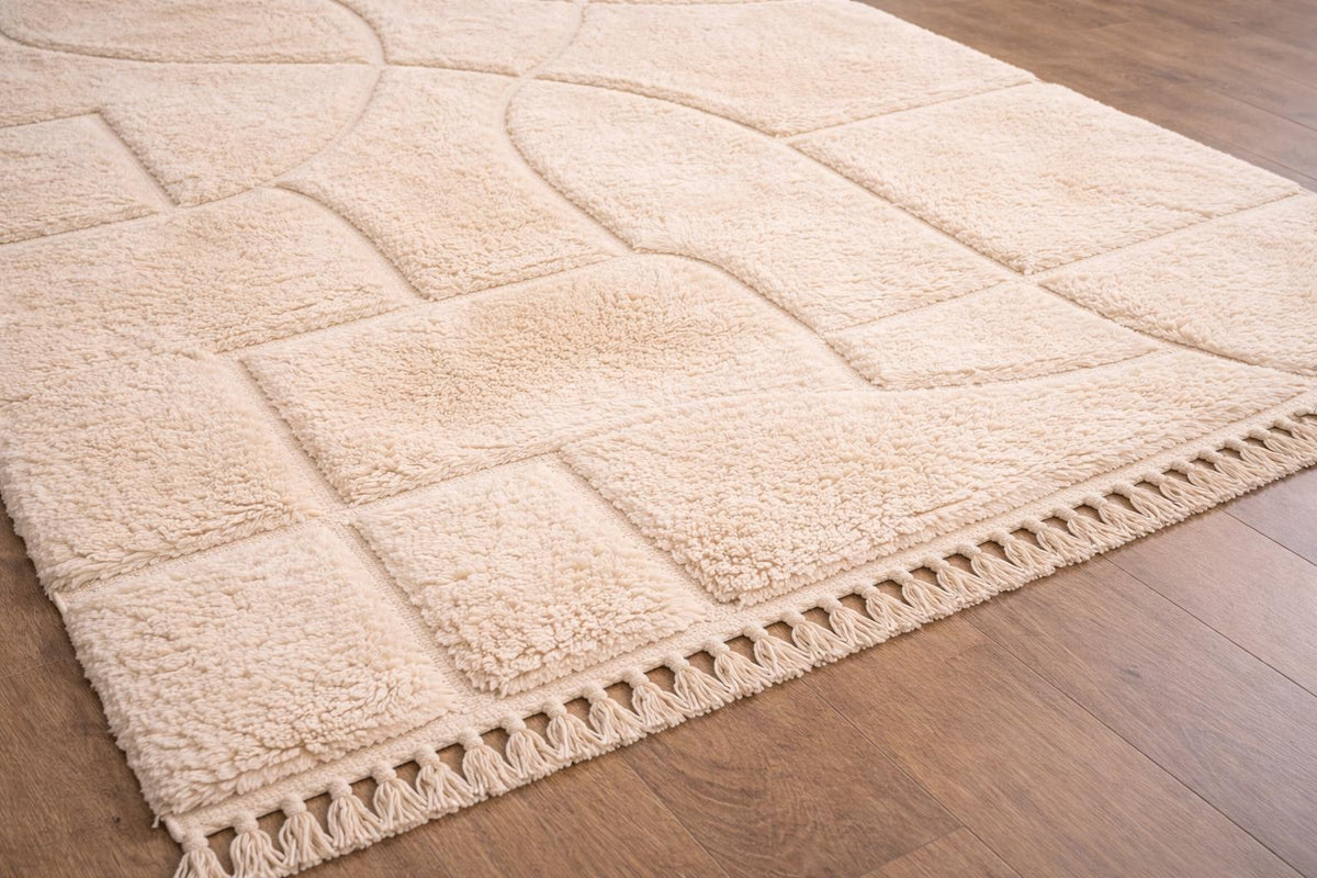 Gros plan sur les franges du tapis berbère Tamelelt, écrues nouées en bas seulement, nouées à la main