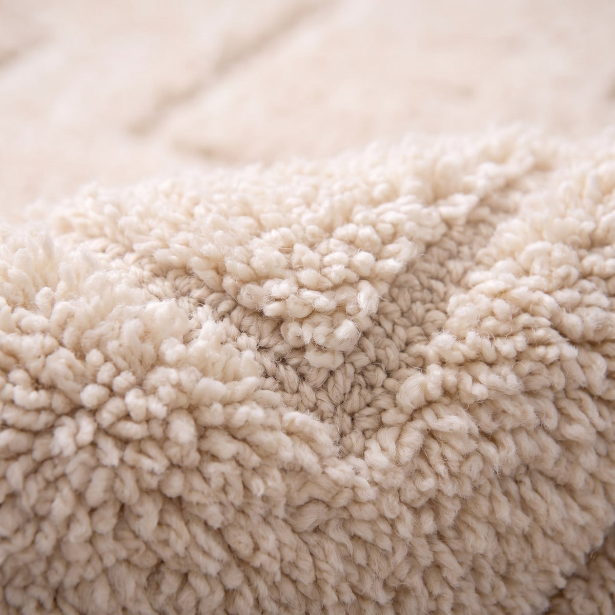 Gros plan sur un motif du tapis berbère Lixus, motif ivoire noué à la main
