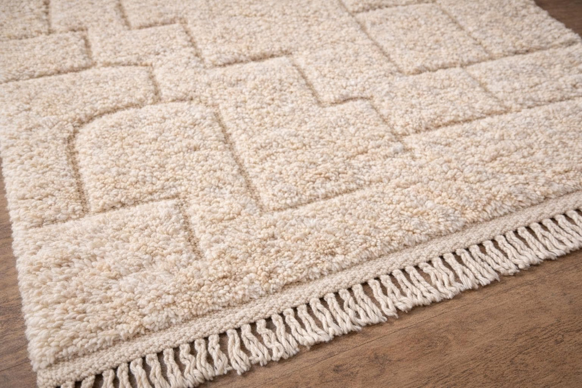 Gros plan sur la laine du tapis berbère Lixus, poil ivoire noué à la main