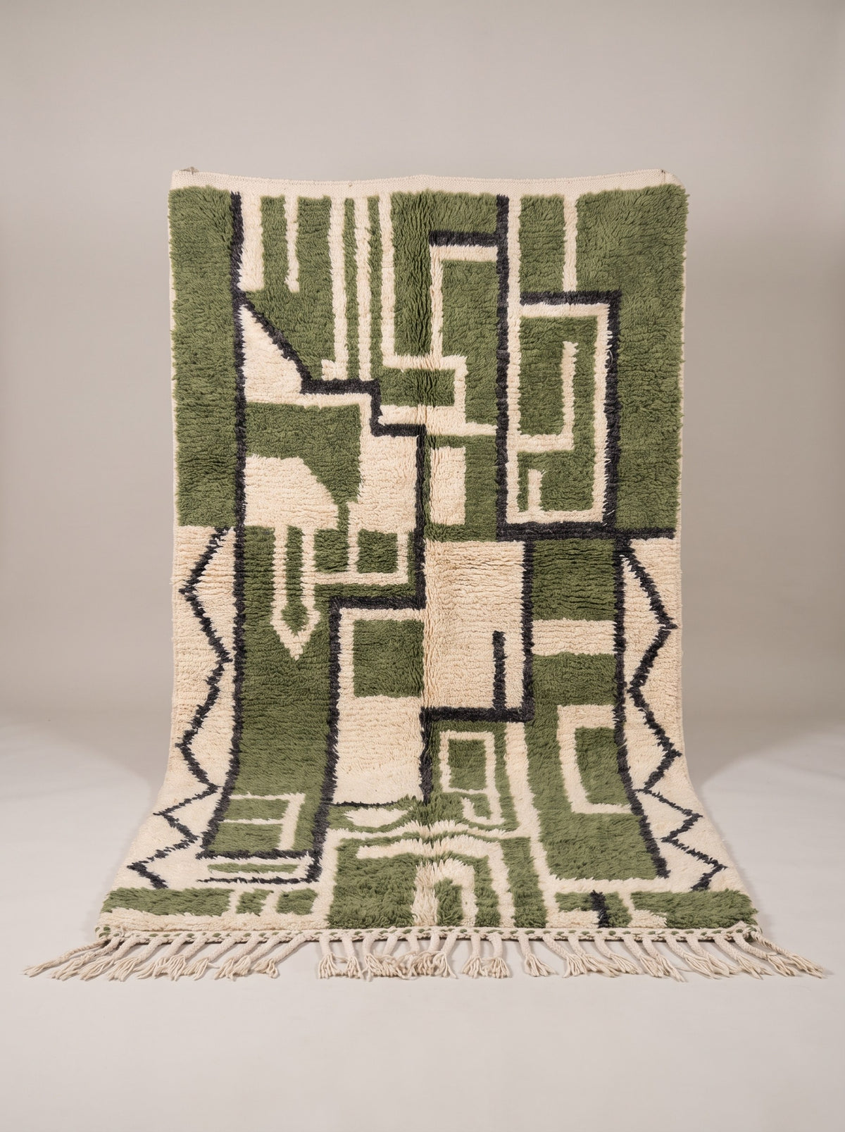 Tapis berbère géométrique vert et blanc Tazerwit suspendu, pièce unique nouée main au Maroc