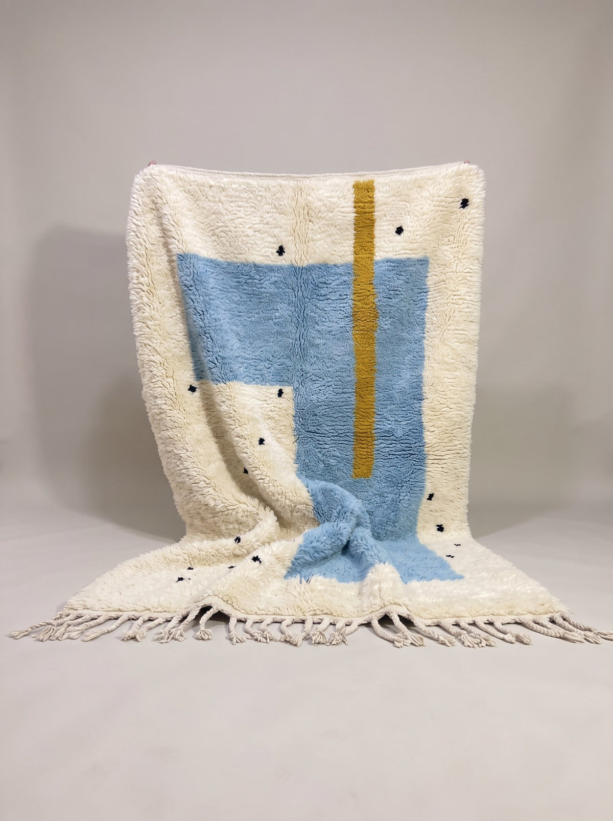 Tapis berbère graphique blanc et bleu ciel Tazmir suspendu, pièce unique nouée main au Maroc
