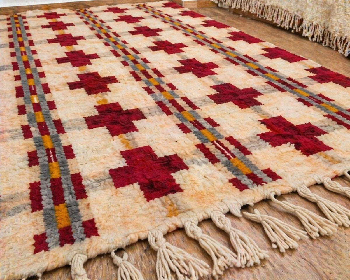 Gros plan sur un détail du tapis berbère Zerekten, poil moyen et motif blanc et bordeaux vus de près