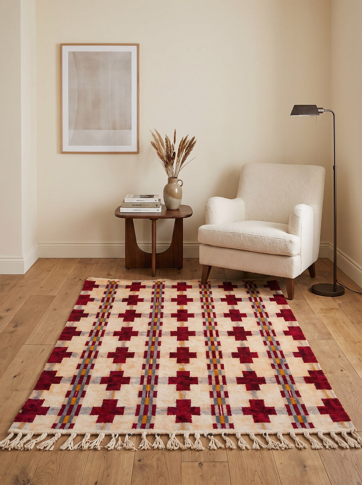 Tapis berbère graphique blanc et bordeaux Zerekten dans un coin lecture, noué main au Maroc