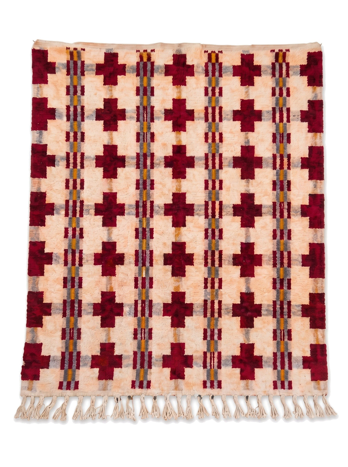 Tapis berbère graphique blanc et bordeaux Zerekten vu à plat, fond écru rosé, grille de croix bordeaux