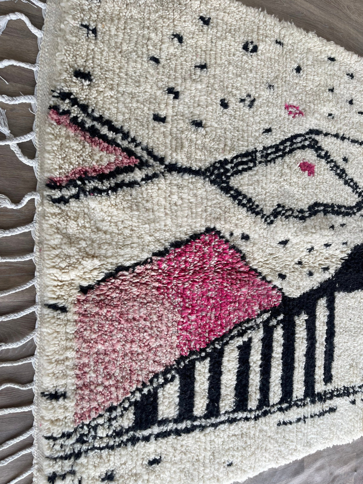 Gros plan sur les franges du tapis berbère Timit, bout du tapis, franges et bordure tissée