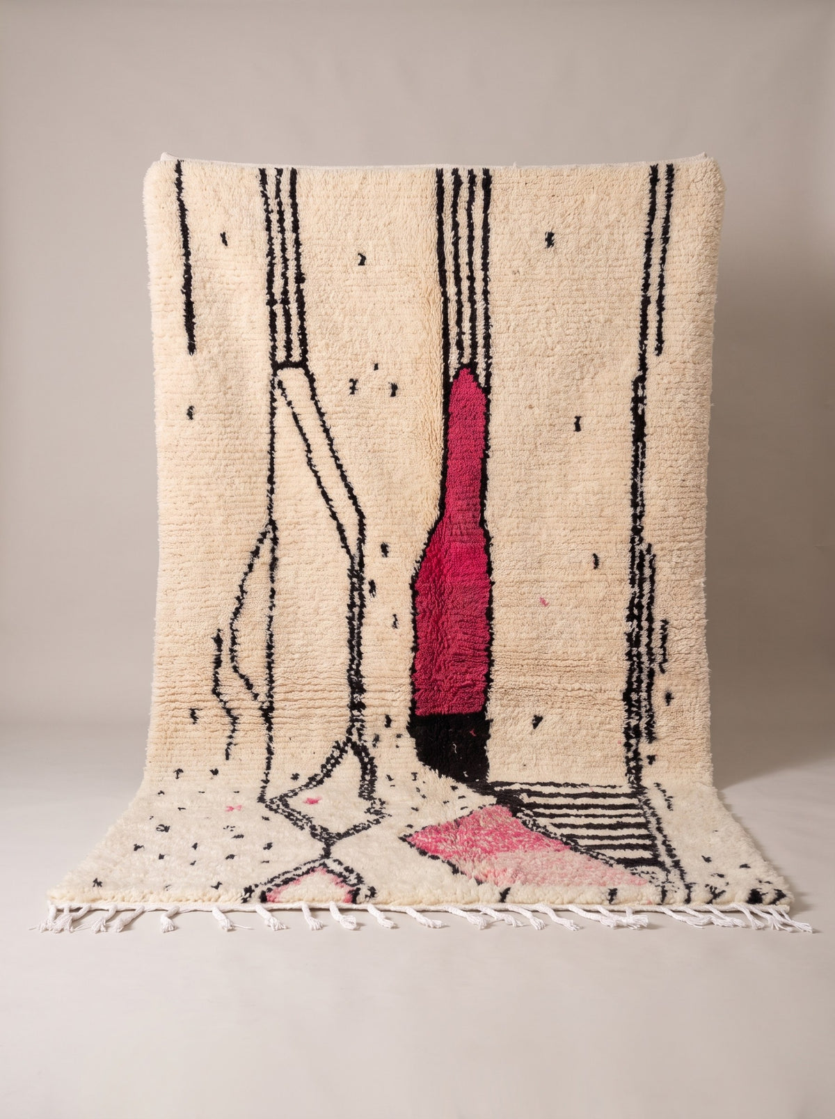 Tapis berbère graphique blanc et fuchsia Timit suspendu, pièce unique nouée main au Maroc