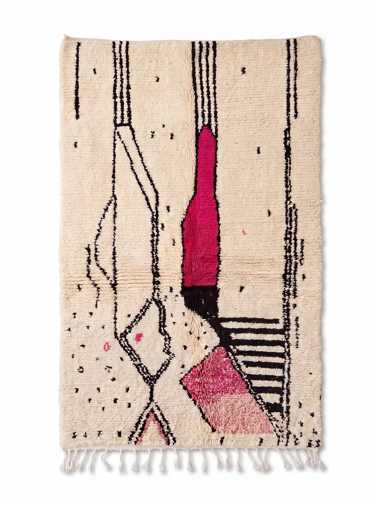 Tapis berbère graphique blanc et fuchsia Timit vu à plat, fines lignes noires, bouteille en double trait à gauche