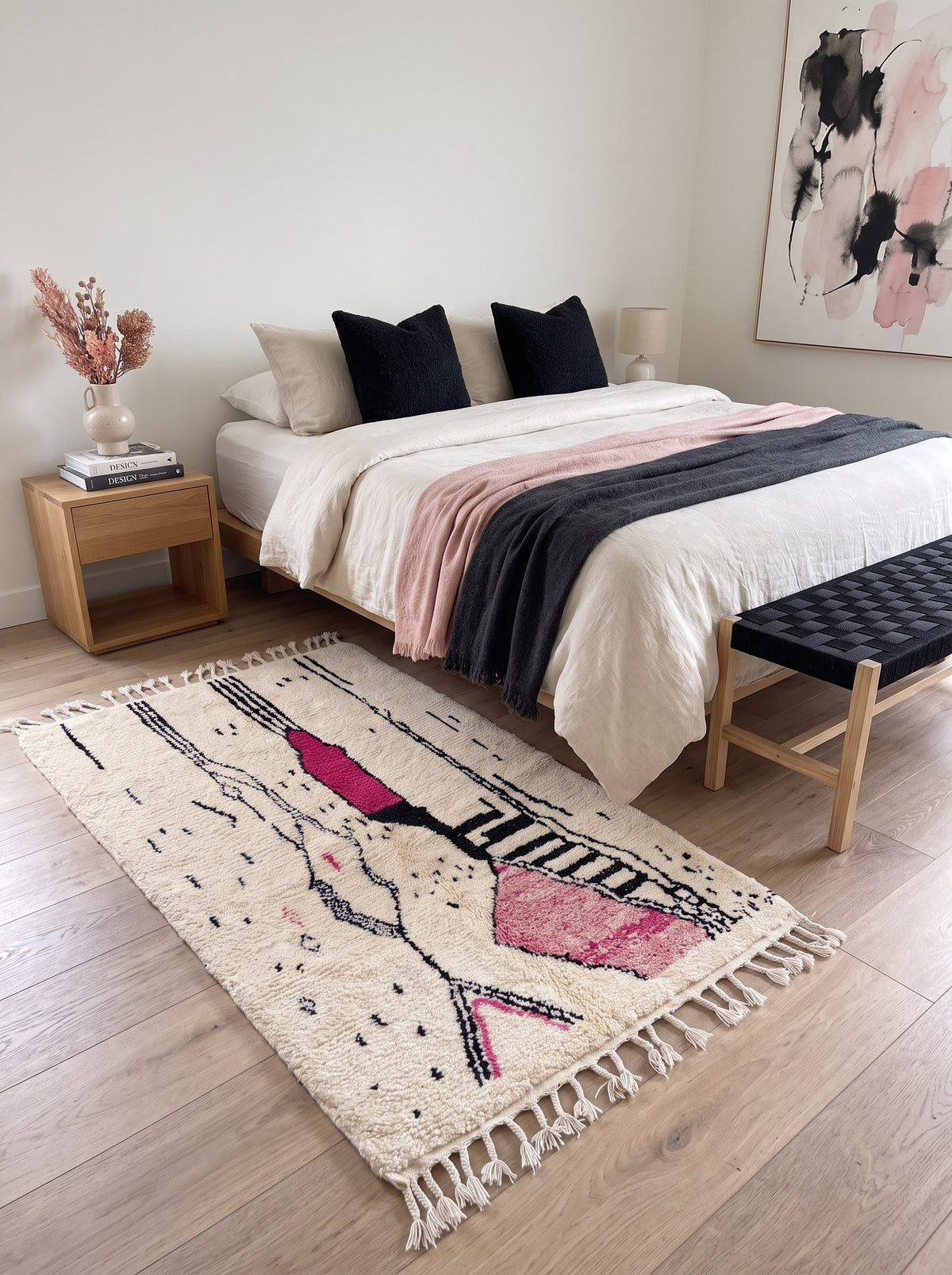 Tapis berbère graphique blanc et fuchsia Tira dans une chambre, noué main au Maroc