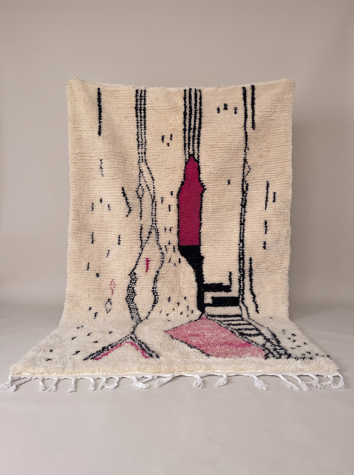 Tapis berbère graphique blanc et fuchsia Tira suspendu, pièce unique nouée main au Maroc