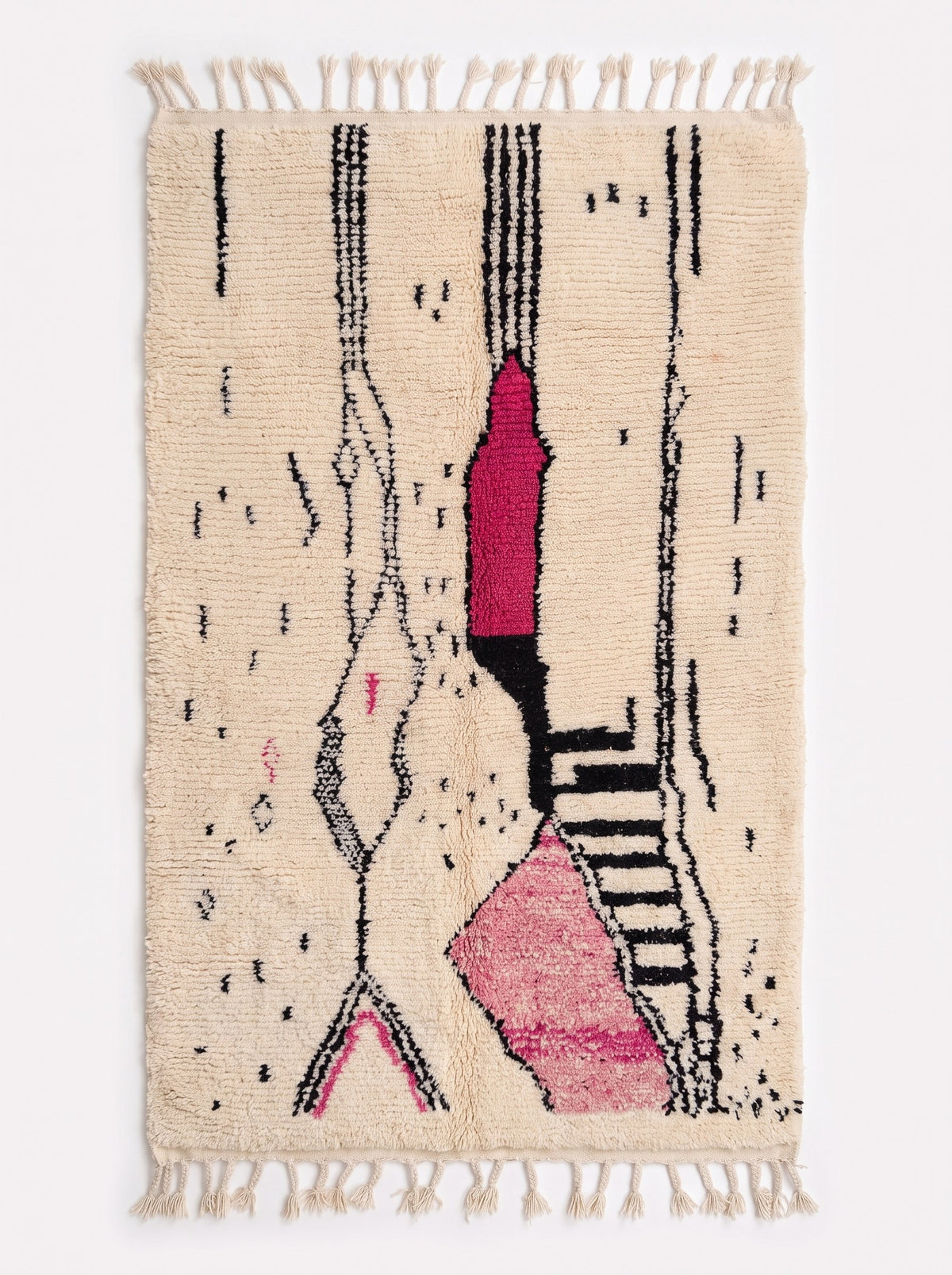 Tapis berbère graphique blanc et fuchsia Tira vu à plat, fond ivoire, au centre colonne fuchsia, franges écrues