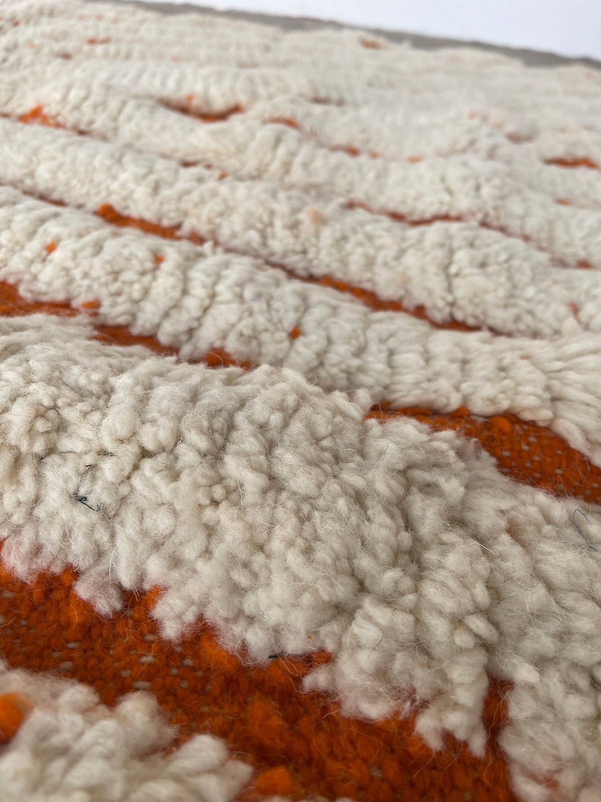 Close-up of the wool of the Igdat Berber rug, texture of the natural wool and shades of the pile