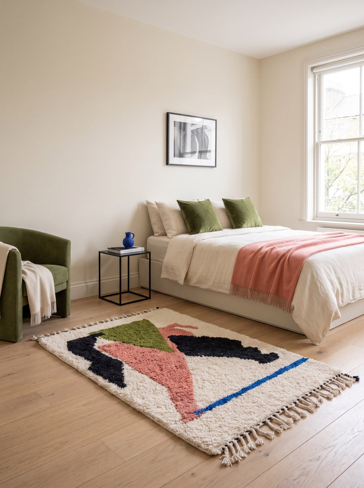 Tapis berbère graphique blanc et rose Timlilit dans une chambre, noué main au Maroc