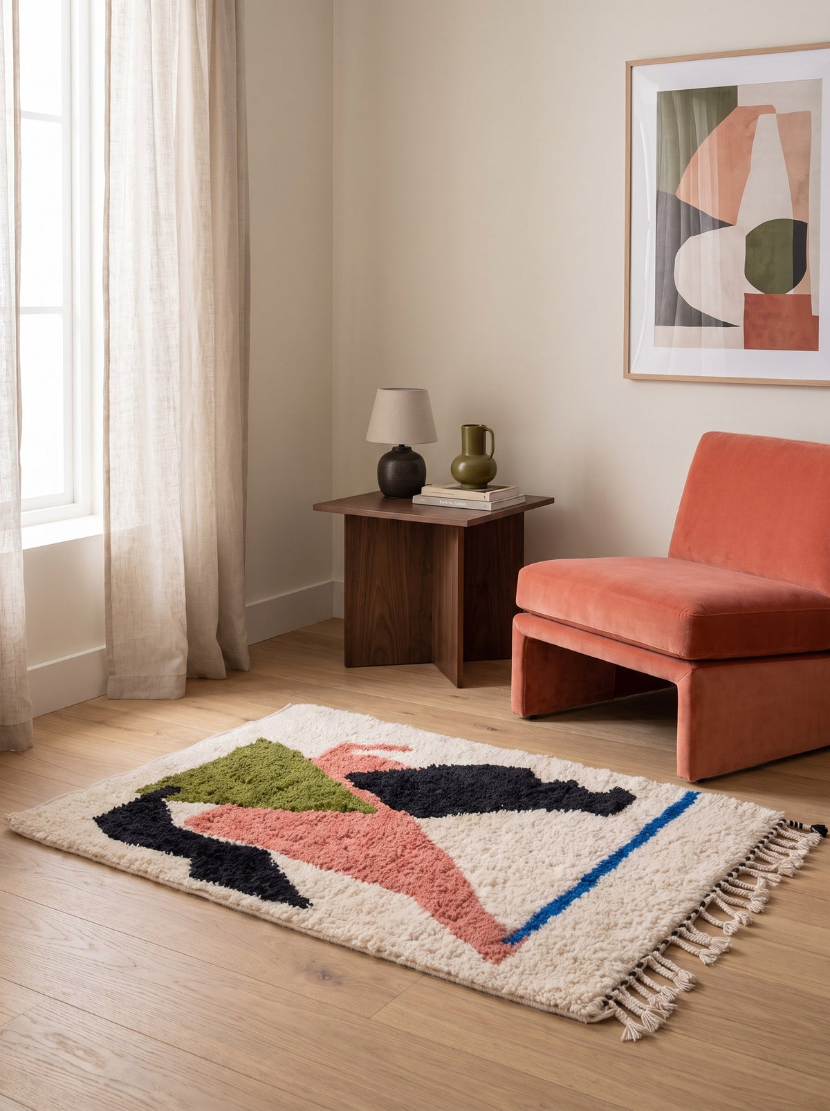Tapis berbère graphique blanc et rose Timlilit dans un coin lecture, noué main au Maroc