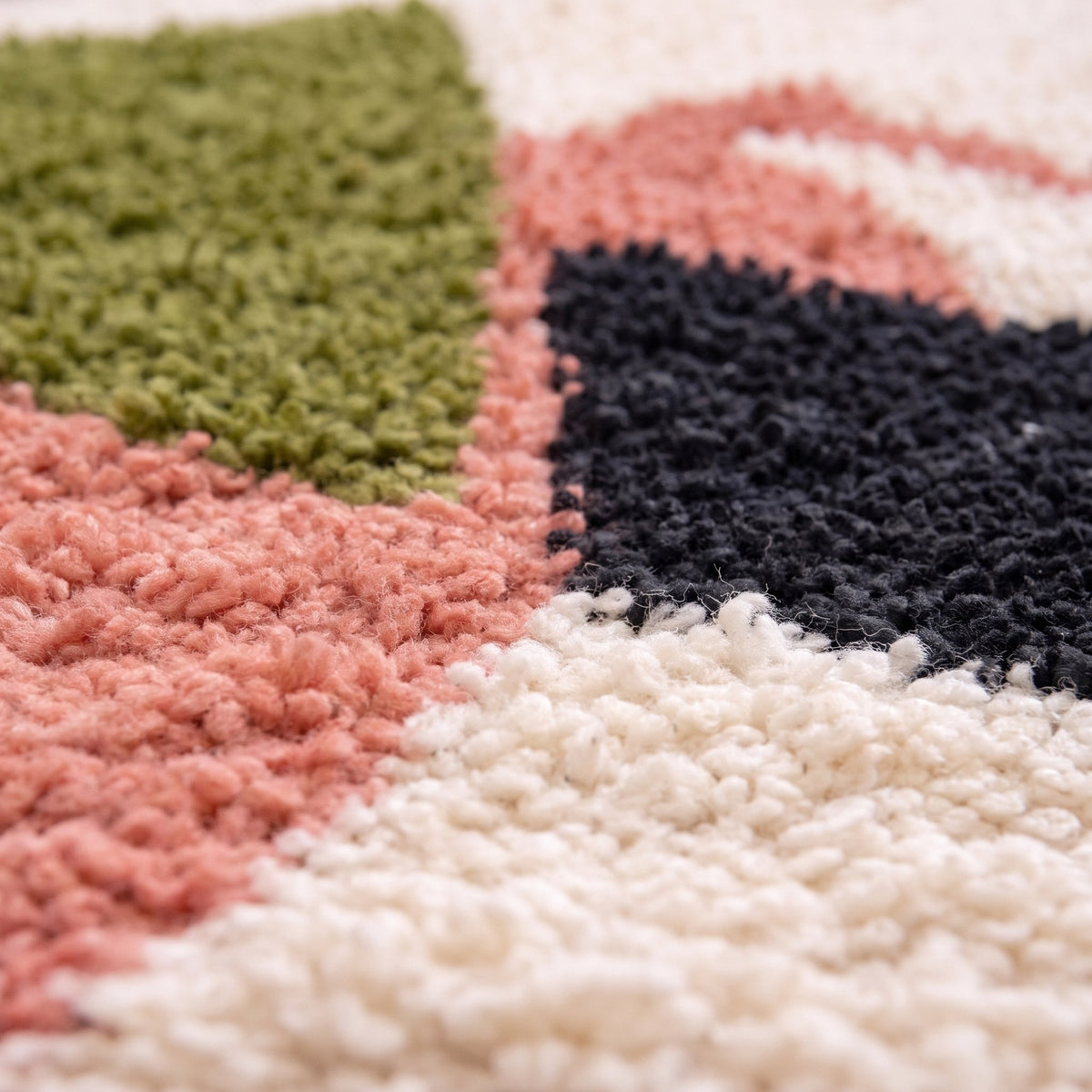 Gros plan sur un motif du tapis berbère Timlilit, fond écru, triangle vert olive pointe en bas