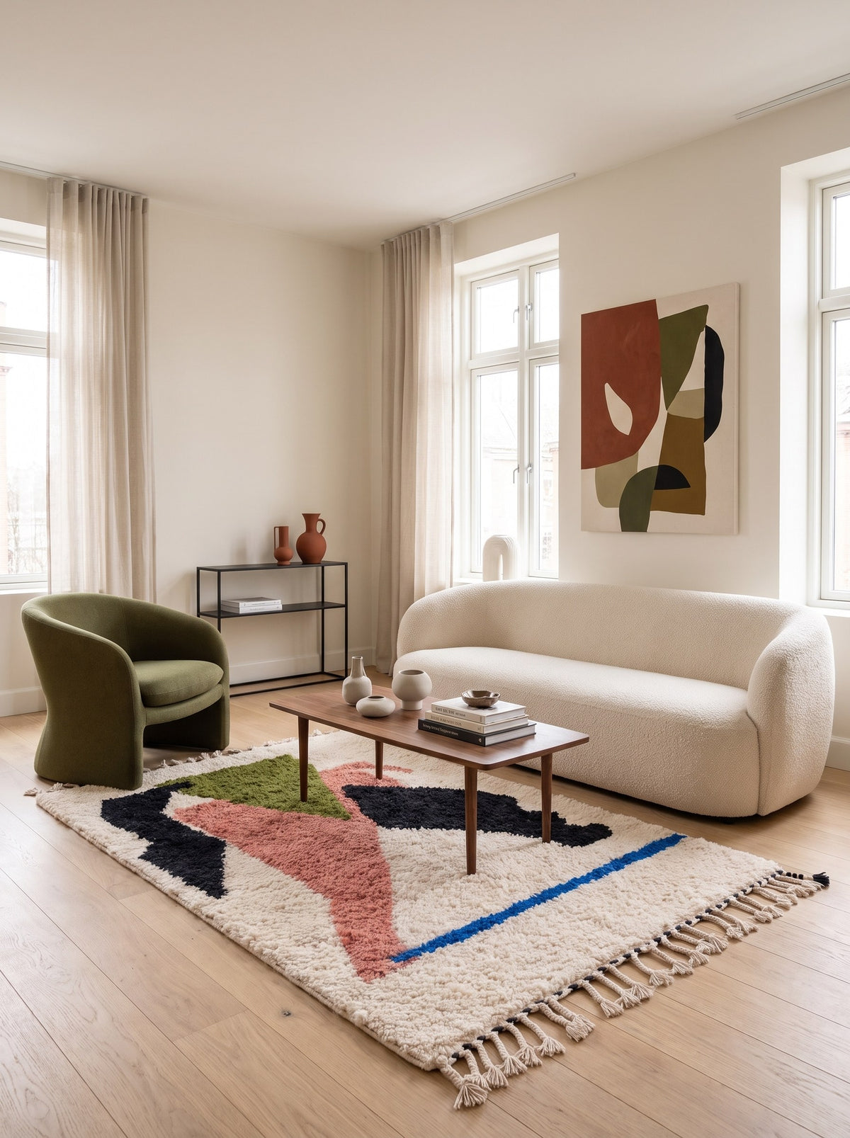 Tapis berbère graphique blanc et rose Timlilit dans un salon, noué main au Maroc