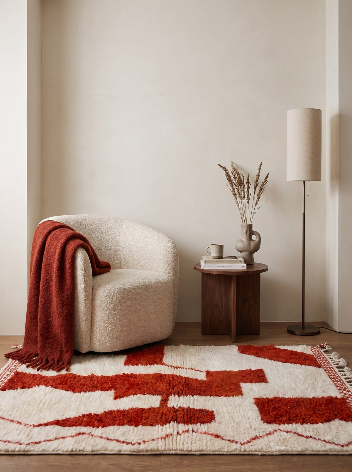 Tapis berbère graphique blanc et rouge Roumila dans un coin lecture, noué main au Maroc