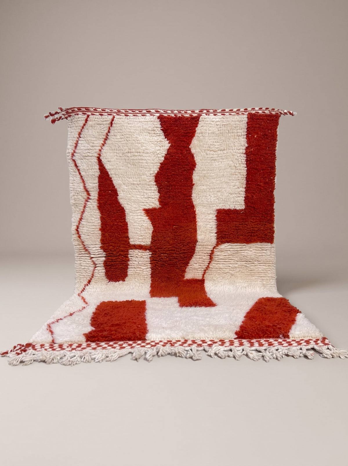 Tapis berbère graphique blanc et rouge Roumila suspendu, pièce unique nouée main au Maroc