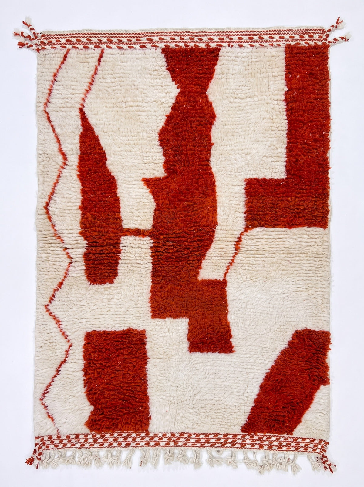 Tapis berbère graphique blanc et rouge Roumila vu à plat, fond écru épais, blocs rouge brique, franges écrues